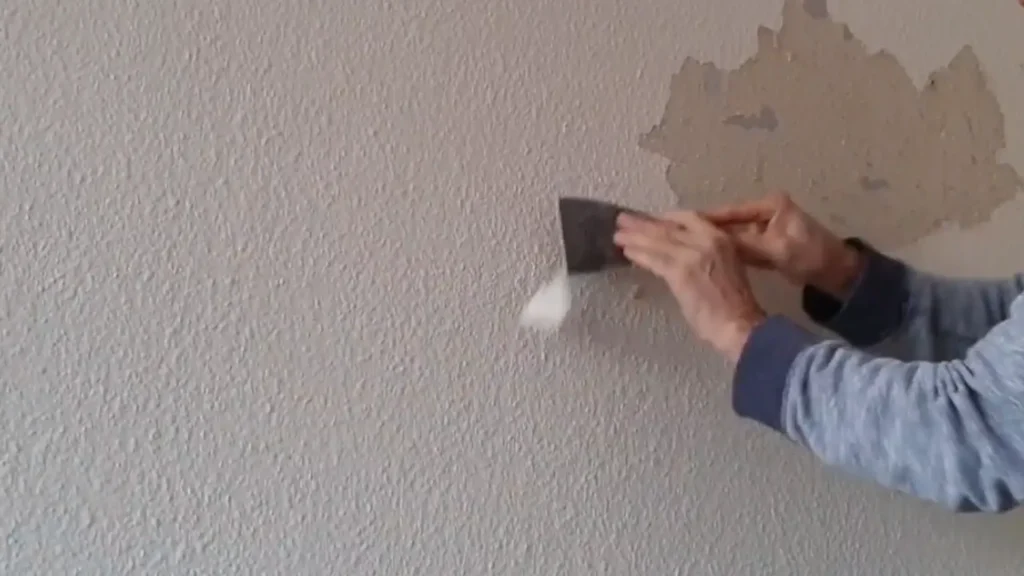 How to remove woodchip wallpaper without a steamer